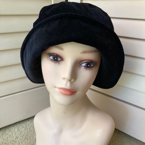 Black Velvet Cloche Hat - Picture 10 of 12